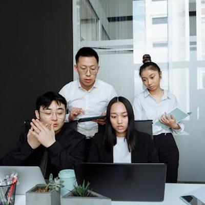万桢翼